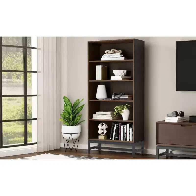 Libreria industriale a ripiani aperti, in legno massello e metallo, di 168 x 76 cm, rettangolare, stile moderno di metà secolo, color noce