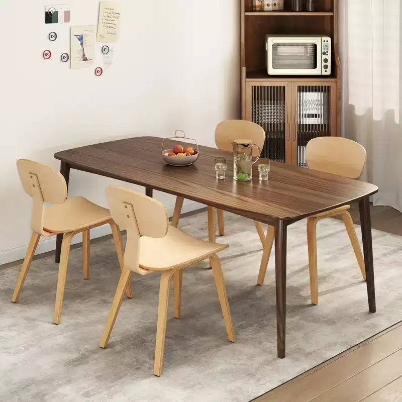 Sedia da pranzo moderna con sedile ampio e schienale curvo e piedini regolabili
